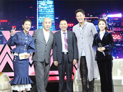 大道董事長(zhǎng)羅永輝與著名歌星劉尊老師、汪正正老師、郭津彤老師、主持人雅琪在北京電視臺(tái)錄制節(jié)目現(xiàn)場(chǎng)親切合影